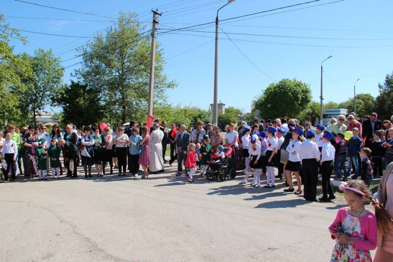 torzhestvennaya_chastj_prohozhdenie_lichnogo_sostava_garnizona_koncert_09_05_2016_10_web_10
